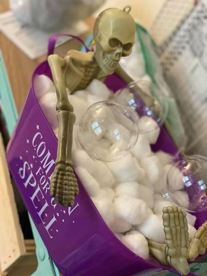 Easy Halloween Craft DIY - Skeleton in Tub